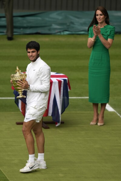 Carlos Alcaraz beats Novak Djokovic in 5 sets to win Wimbledon for